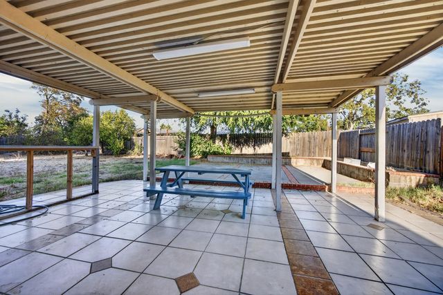 5267 VILLAGE WOOD Dr, Sacramento, CA 95823