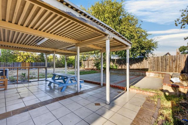 5267 VILLAGE WOOD Dr, Sacramento, CA 95823