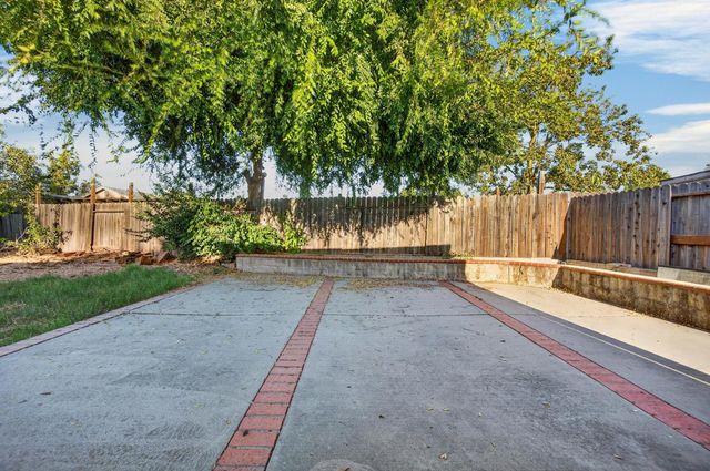 5267 VILLAGE WOOD Dr, Sacramento, CA 95823