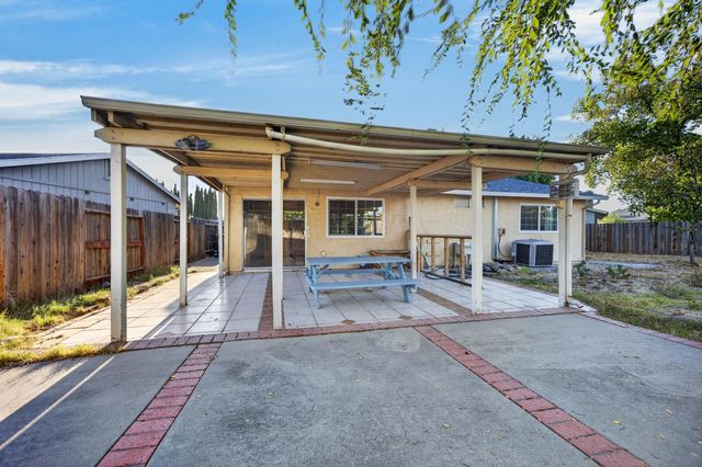 5267 VILLAGE WOOD Dr, Sacramento, CA 95823