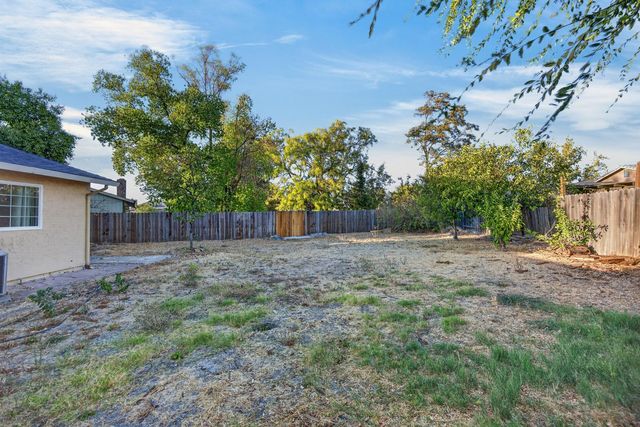 5267 VILLAGE WOOD Dr, Sacramento, CA 95823