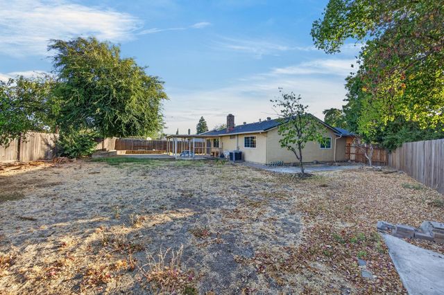 5267 VILLAGE WOOD Dr, Sacramento, CA 95823