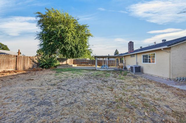 5267 VILLAGE WOOD Dr, Sacramento, CA 95823