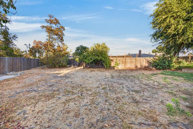 5267 VILLAGE WOOD Dr, Sacramento, CA 95823