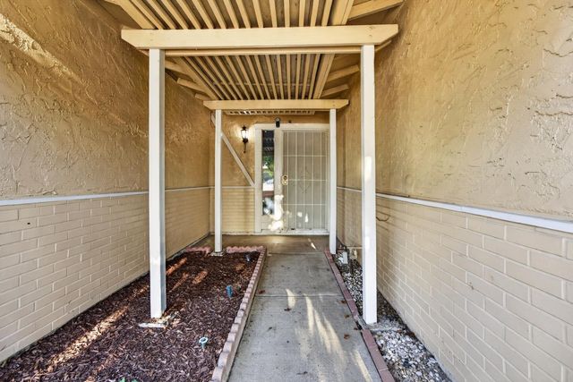 5267 VILLAGE WOOD Dr, Sacramento, CA 95823