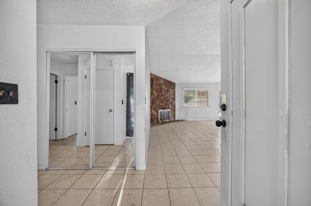 5267 VILLAGE WOOD Dr, Sacramento, CA 95823