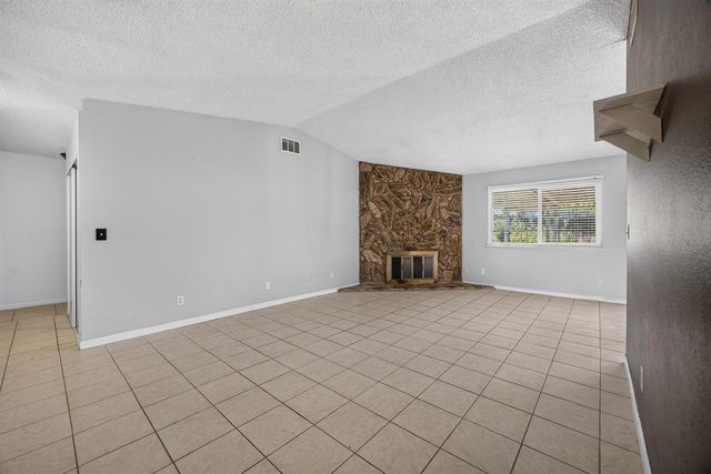 5267 VILLAGE WOOD Dr, Sacramento, CA 95823