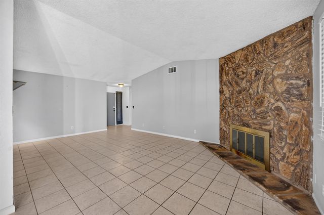 5267 VILLAGE WOOD Dr, Sacramento, CA 95823