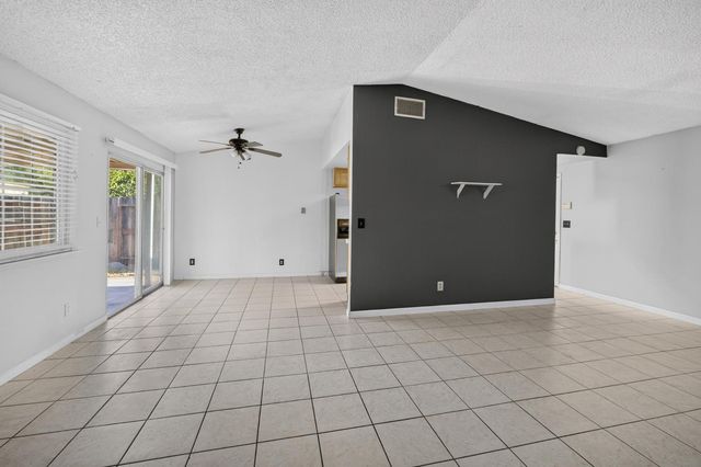 5267 VILLAGE WOOD Dr, Sacramento, CA 95823