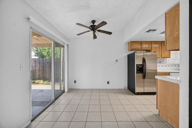5267 VILLAGE WOOD Dr, Sacramento, CA 95823