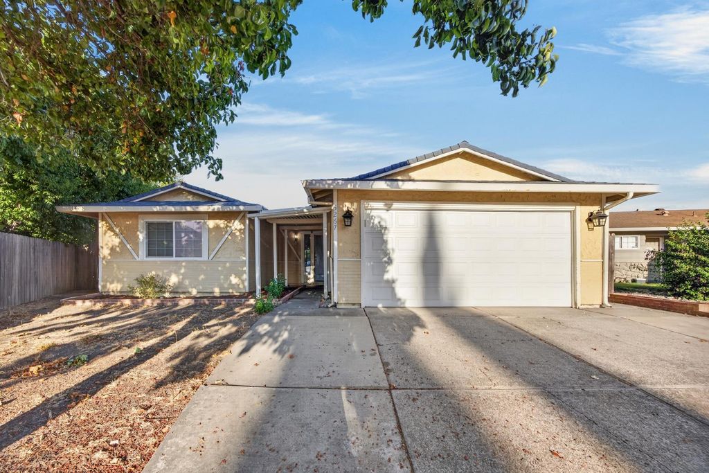 5267 VILLAGE WOOD Dr, Sacramento, CA 95823