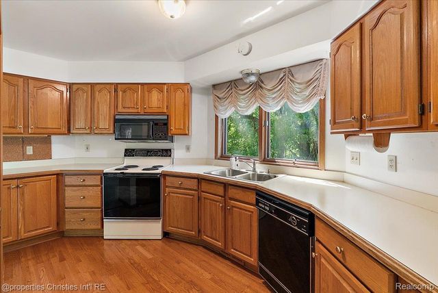 6175 Tripp Road, Groveland Township, MI 48442