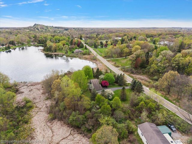 6175 Tripp Road, Groveland Township, MI 48442
