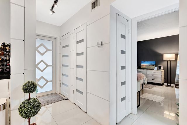 400 SE 10TH Street 302, Deerfield Beach, FL 33441