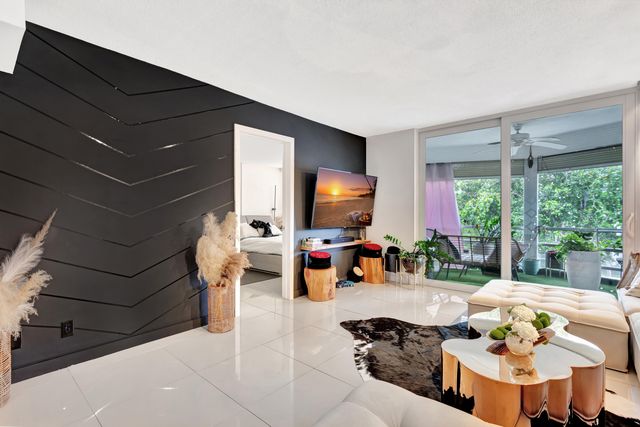 400 SE 10TH Street 302, Deerfield Beach, FL 33441