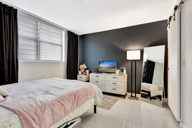 400 SE 10TH Street 302, Deerfield Beach, FL 33441