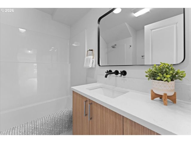 7005 Se LEXINGTON St, Portland, OR 97206