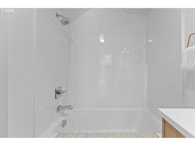 7005 Se LEXINGTON St, Portland, OR 97206