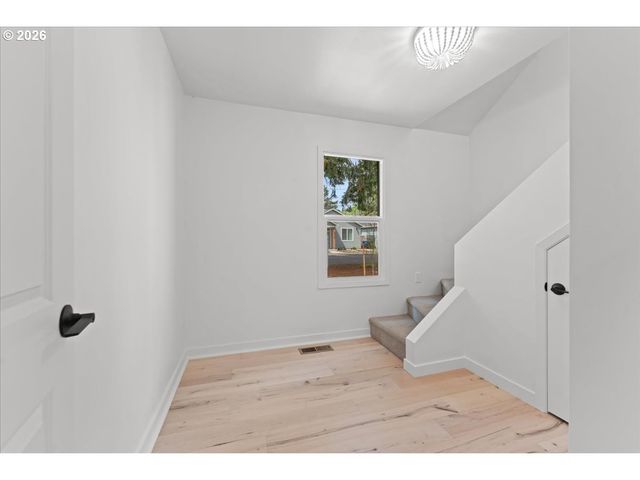 7005 Se LEXINGTON St, Portland, OR 97206