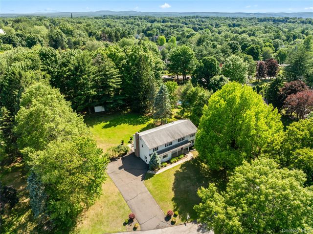 5 Daisy Court, Airmont, NY 10901