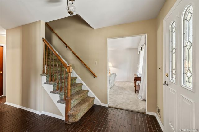 5 Daisy Court, Airmont, NY 10901