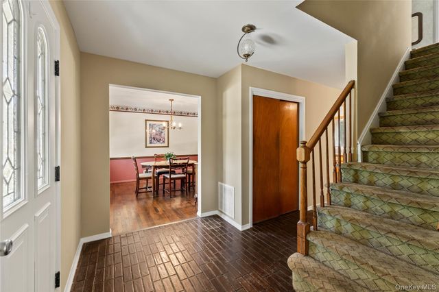 5 Daisy Court, Airmont, NY 10901