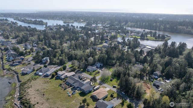 239 Mallus Court SE, Ocean Shores, WA 98569