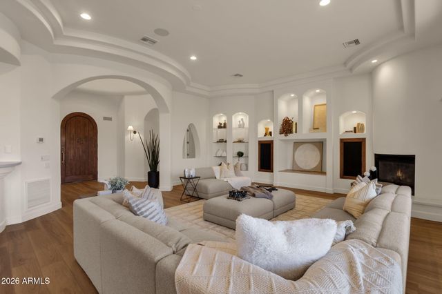 2156 E CHAMPAGNE Place, Chandler, AZ 85249