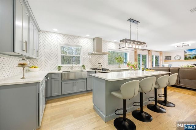68 Burnwood Lane, Upper Saddle River, NJ 07458
