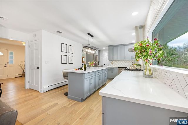 68 Burnwood Lane, Upper Saddle River, NJ 07458