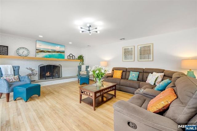 68 Burnwood Lane, Upper Saddle River, NJ 07458