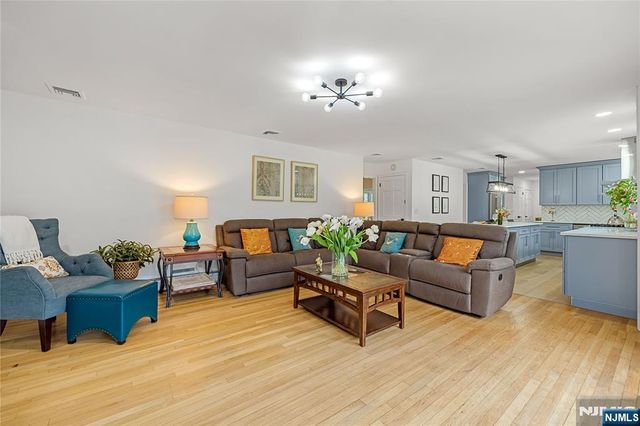 68 Burnwood Lane, Upper Saddle River, NJ 07458