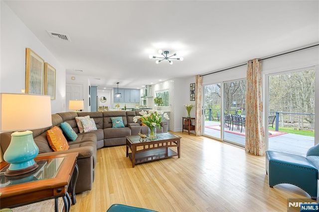 68 Burnwood Lane, Upper Saddle River, NJ 07458
