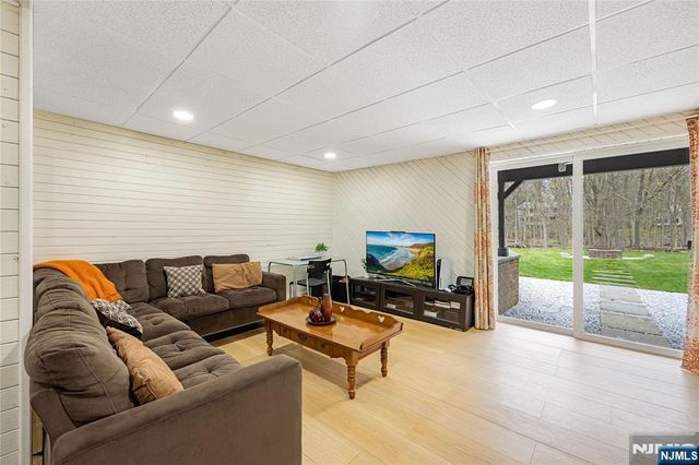 68 Burnwood Lane, Upper Saddle River, NJ 07458