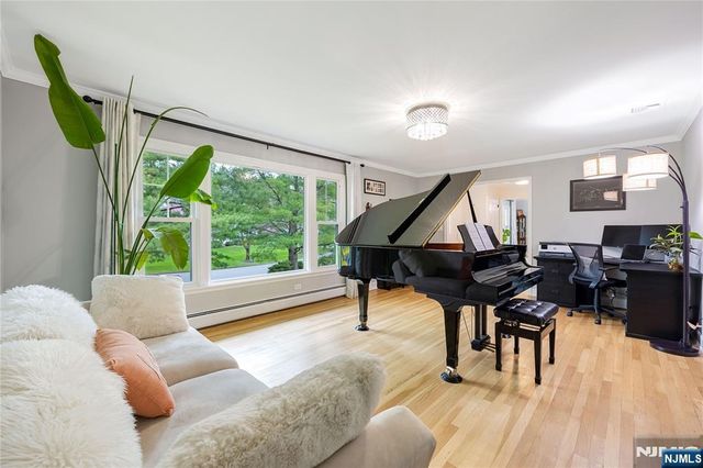 68 Burnwood Lane, Upper Saddle River, NJ 07458