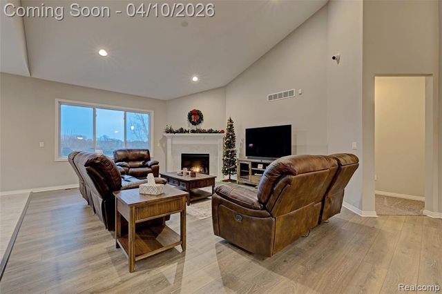 690 Willow Lake Court, Oxford, MI 48371