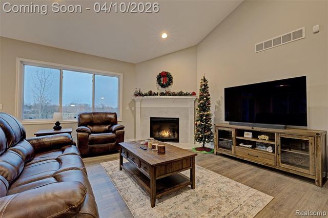 690 Willow Lake Court, Oxford, MI 48371