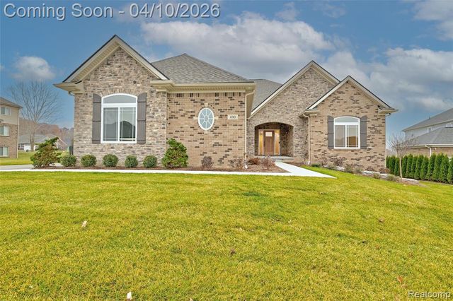 690 Willow Lake Court, Oxford, MI 48371