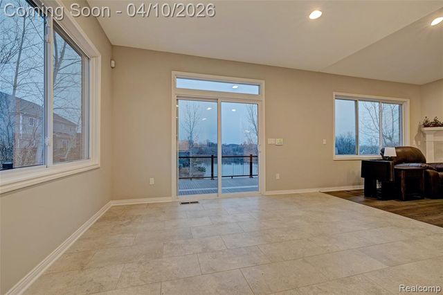 690 Willow Lake Court, Oxford, MI 48371