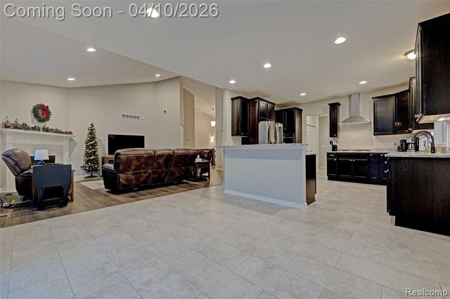 690 Willow Lake Court, Oxford, MI 48371