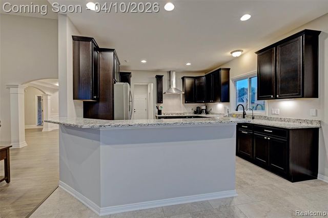 690 Willow Lake Court, Oxford, MI 48371