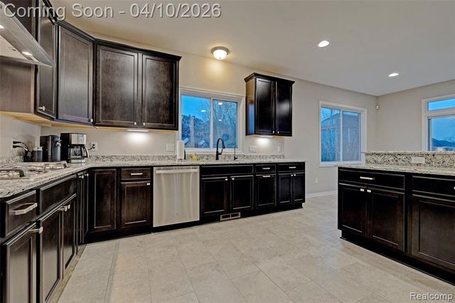 690 Willow Lake Court, Oxford, MI 48371