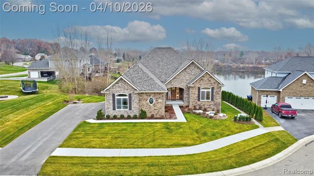 690 Willow Lake Court, Oxford, MI 48371