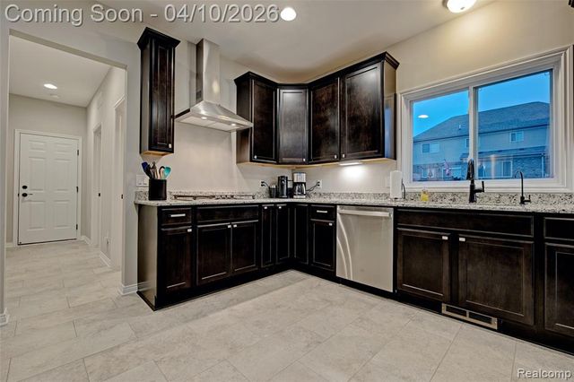 690 Willow Lake Court, Oxford, MI 48371