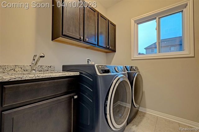 690 Willow Lake Court, Oxford, MI 48371