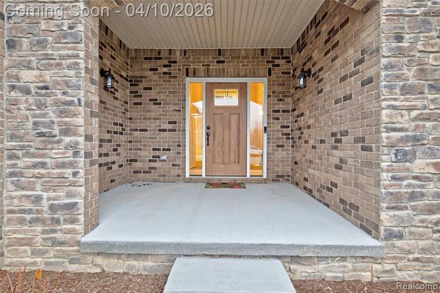 690 Willow Lake Court, Oxford, MI 48371