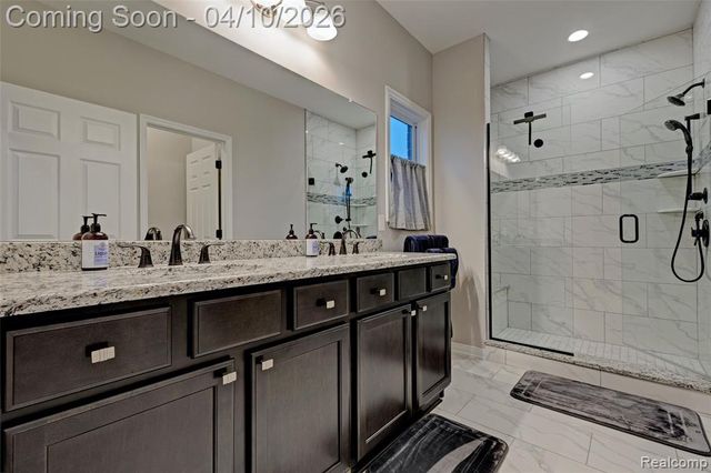 690 Willow Lake Court, Oxford, MI 48371