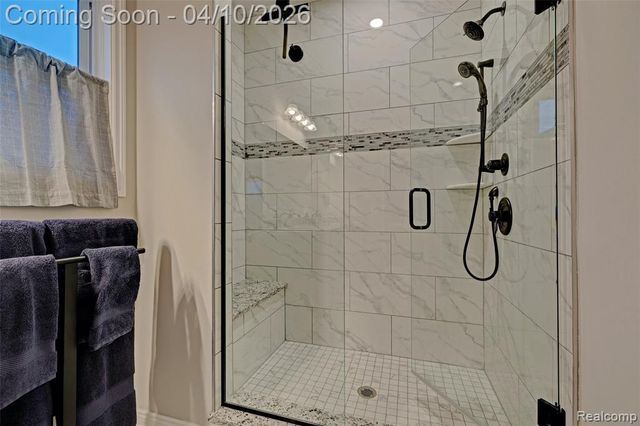 690 Willow Lake Court, Oxford, MI 48371