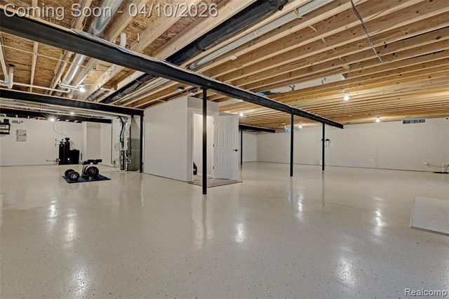 690 Willow Lake Court, Oxford, MI 48371