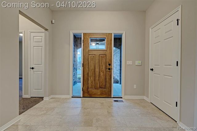 690 Willow Lake Court, Oxford, MI 48371